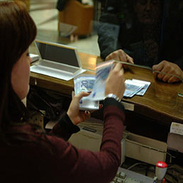 banca-impiegata-sportello-soldi-imago--258x258.jpg