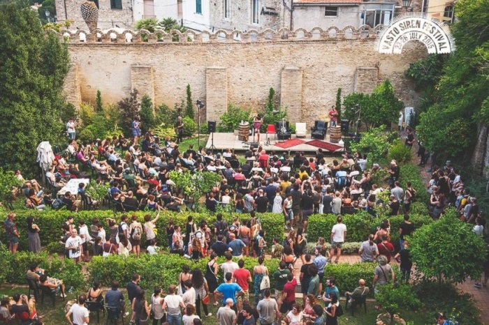 I Giardini Di Palazzo D Avalos Tra I Posti Spettacolari Dove Ascoltare Musica Dal Vivo In Italia La Recensione Del Noto Portale Rockit It Per L Organizzazione Del Siren Festival