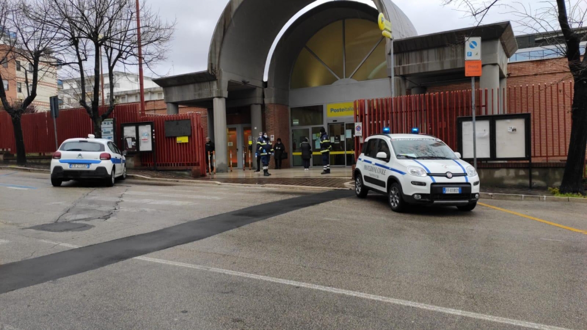Pagamento pensioni, assistenza della Protezione Civile alle Poste centrali