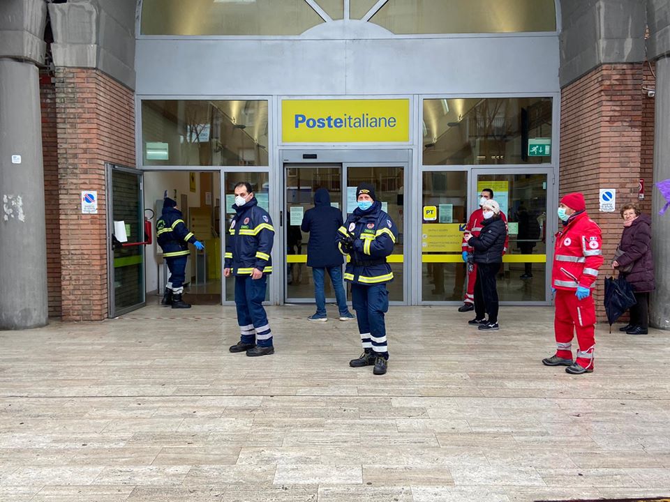 Pagamento pensioni, assistenza della Protezione Civile alle Poste centrali